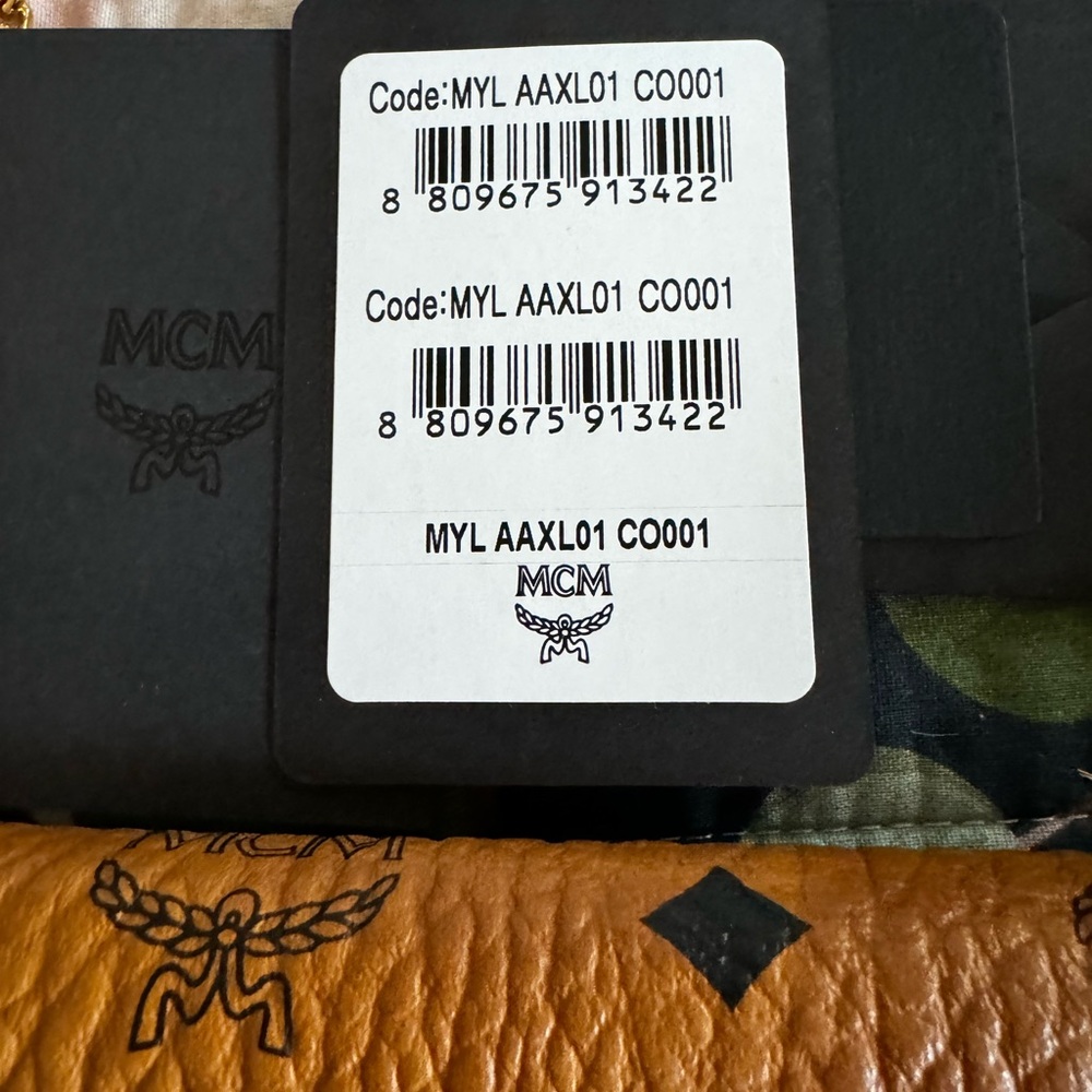 MCM Crossbody Wallet with removable gold chain. - Picture 7 of 15